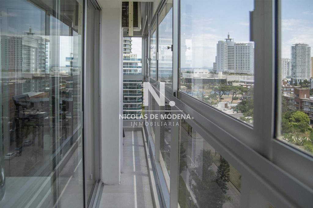 Vende apartamento de 2 dormitorios y medio en del