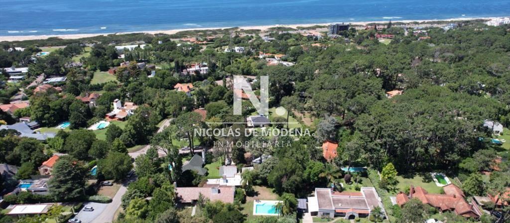 En venta casa en Barrio Golf, Punta del Este de 6