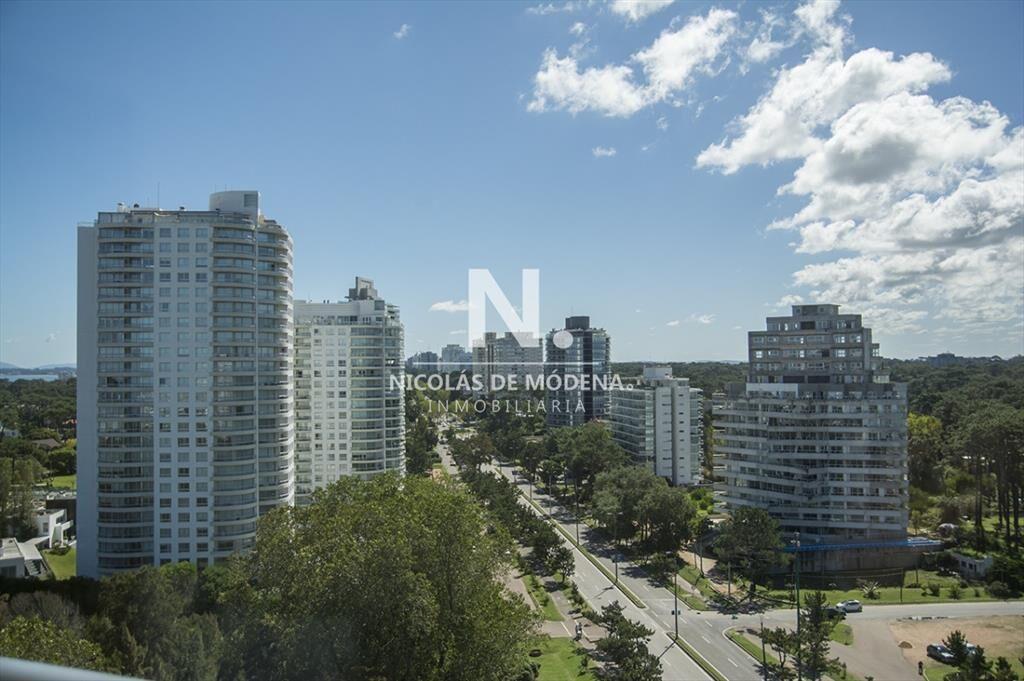 Penthouse en Punta del Este, playa brava 4 dormitorios