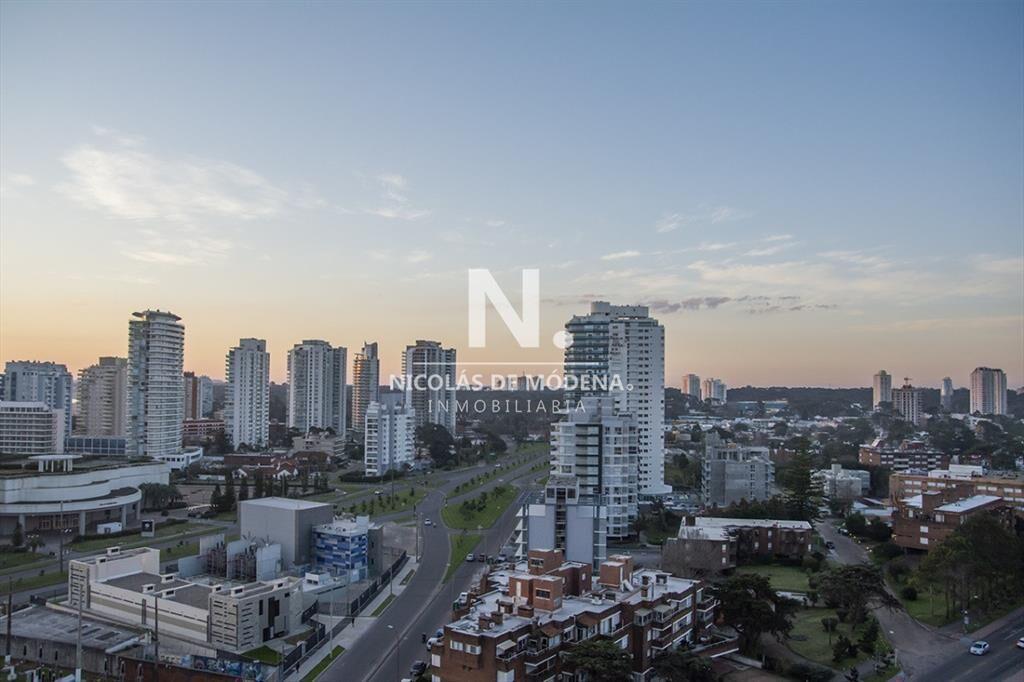 Apartamento en Alquiler de 3 dormitorios en , del