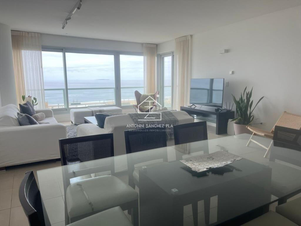 Apartamento de dos dormitorios en venta en Playa Brava con