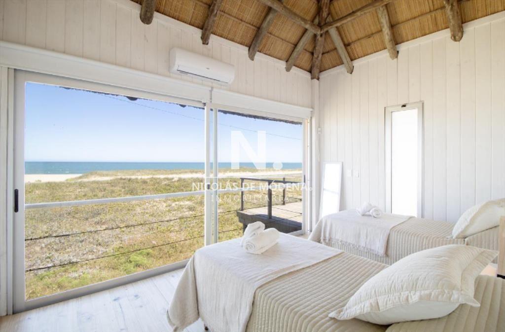 Vende casa con vista al mar de 3 dormitorios en suite, en J