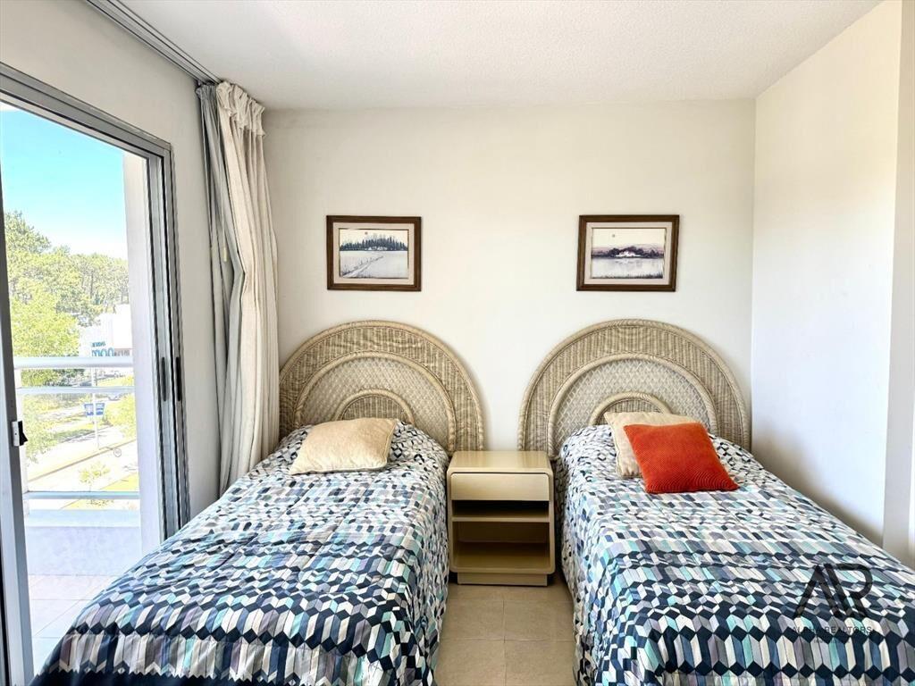 Apartamento en venta de 3 dormitorios c/ cochera en Roos...