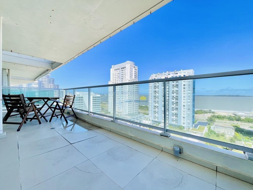 Apartamento de 2 Dormitorios, Vista al Mar y Parrillero en