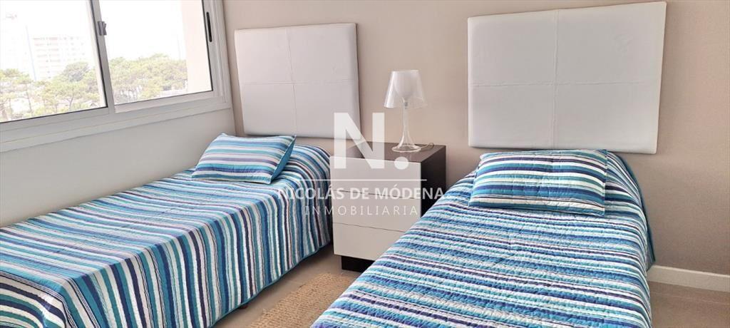 Vende apartamento de 2 dormitorios en Punta del