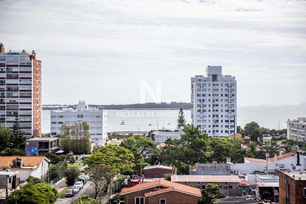 Vende apartamento de 2 dormitorios en Brava Punta del Este