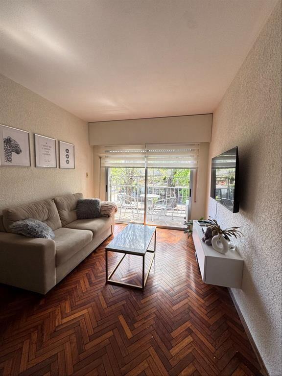 Próximo a Rambla, 2 D, GGE, Balcon al frente
