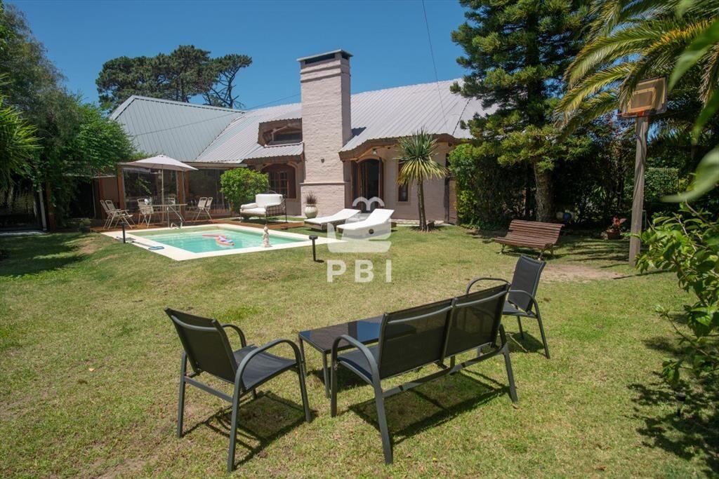 Muy amplia casa con piscina, parrillero y anexo.
