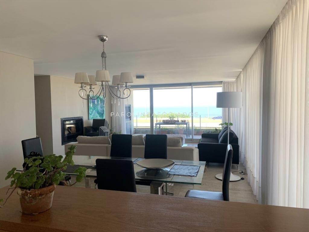 Apartamento en venta de tres dormitorios frente