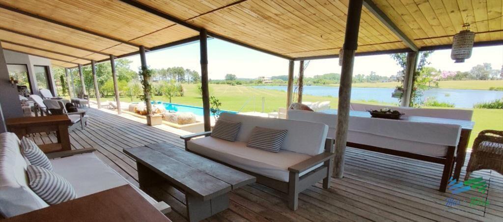 Venta de Hermosa Casa sobre la laguna en El