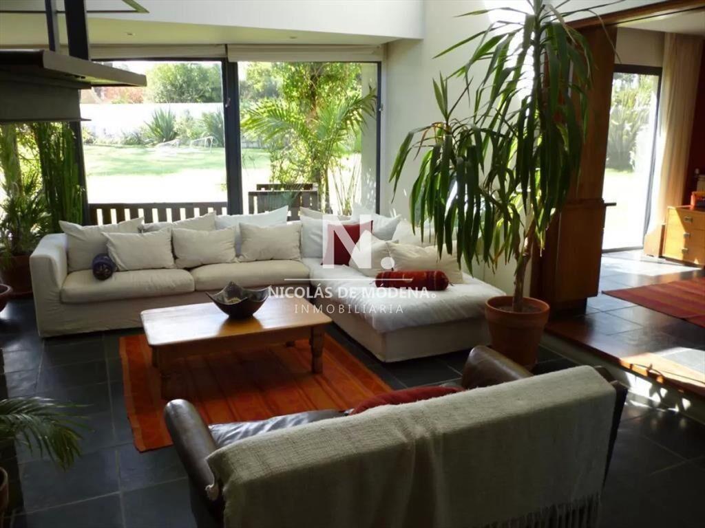 Hermosa casa de 4 dormitorios en agradable entorno.