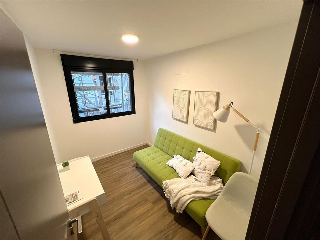 Venta apartamento al frente de 2 dormitorios y balcón en Ce