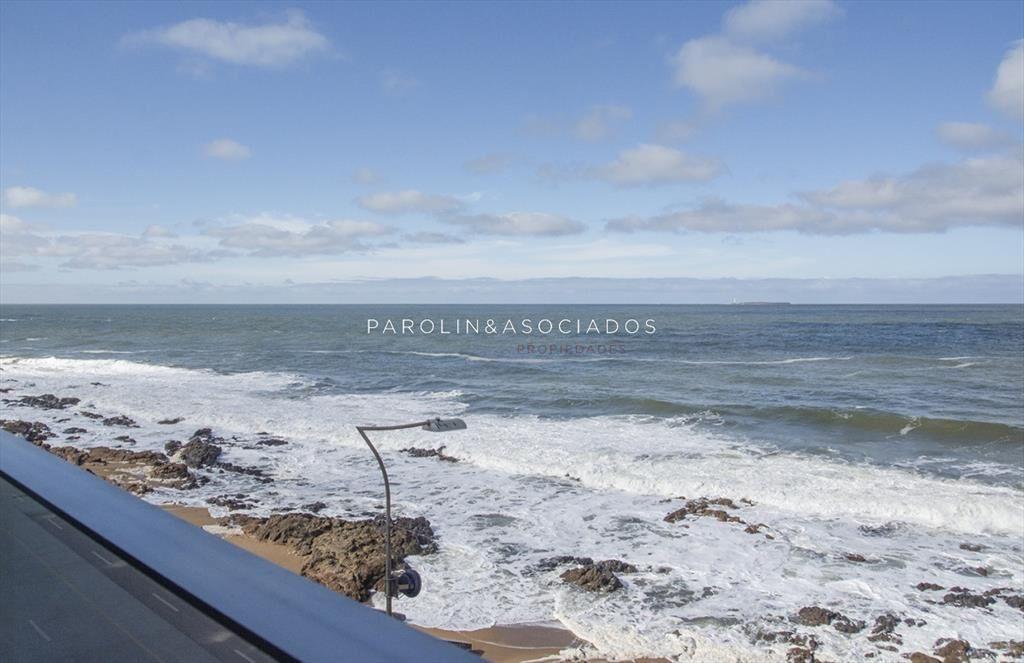 Apartamento en venta en edificio Calypso en Brava, Punta de