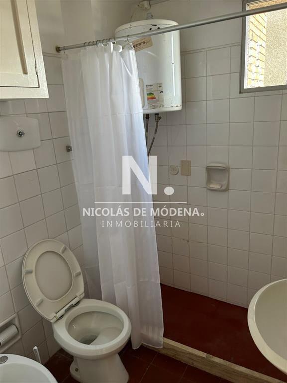 Vende impecable apartamento de 2 dormitorios, en
