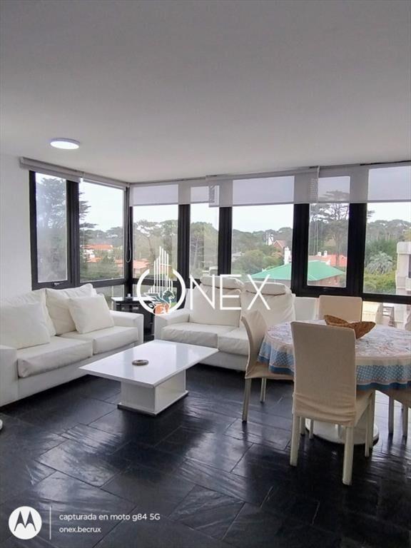 Apartamento de 2 dormitorios totalmente amueblado, con coch