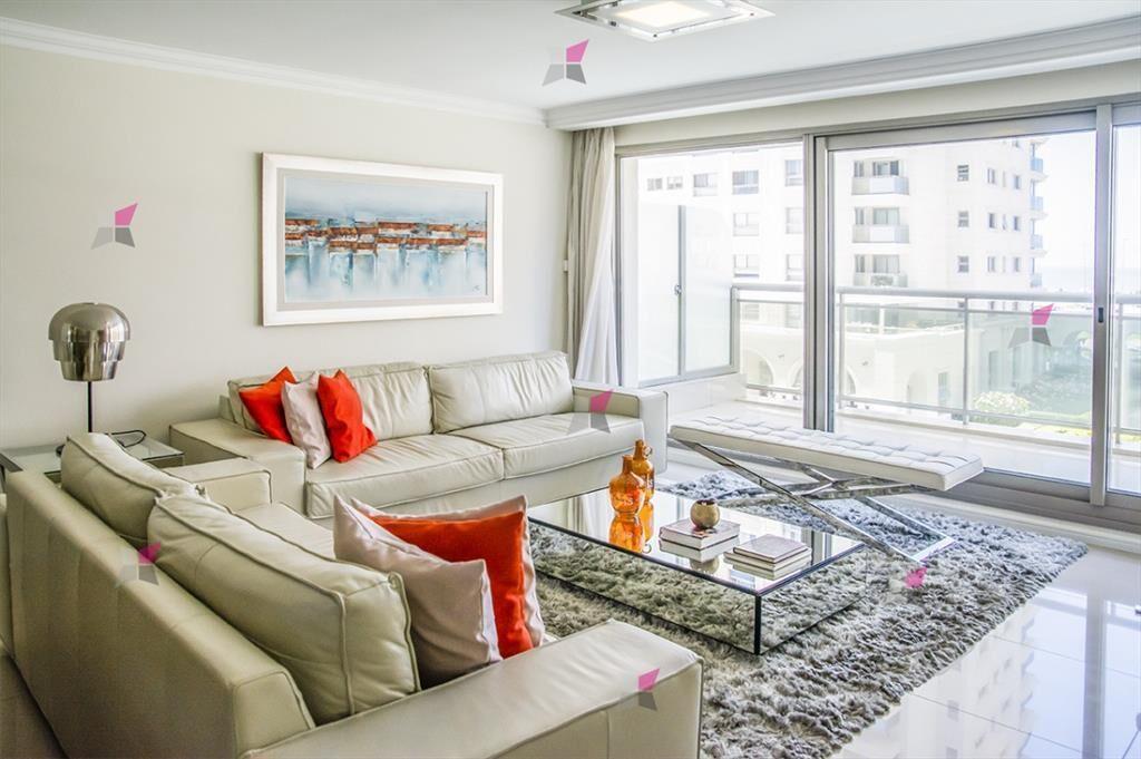 Departamento en venta con amplios dormitorios.