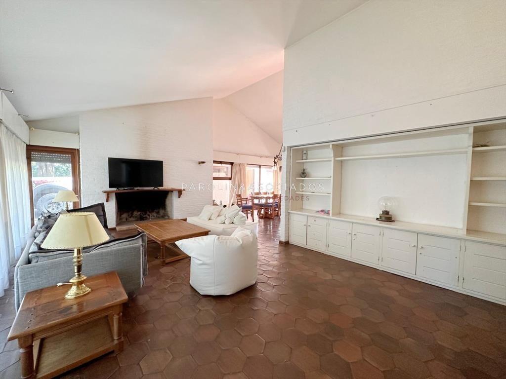 Casa en venta de 4 dormitorios y dependencia de servicio en