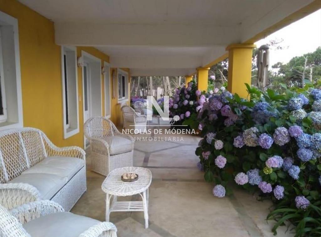 HERMOSA CASA EN BARRIO PRIVADO  DE LA BARRA