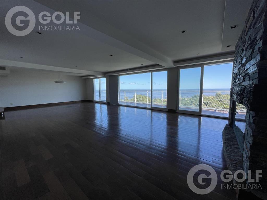 Venta o Alquiler de apartamento triplex de 5 dormitorios en