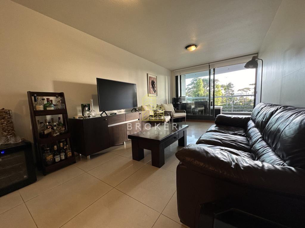 Venta de apartamento de dos dormitorios a media