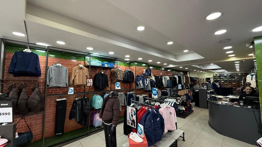 18 de julio esq Roxlo 200 m2, salón + deposito