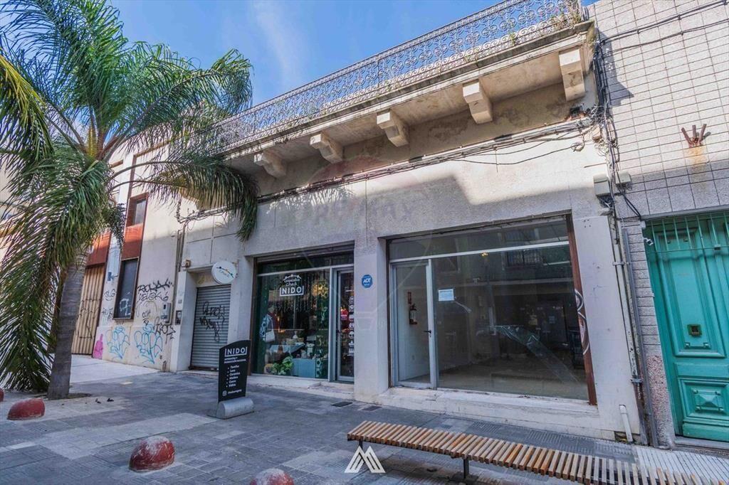 Se venden 3 locales comerciales en Ciudad Vieja.