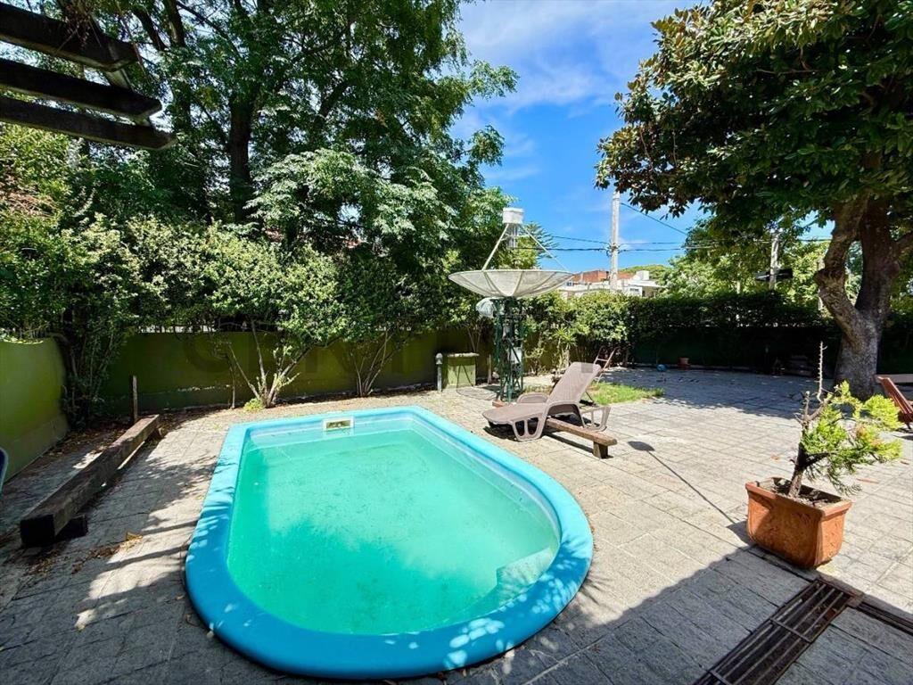 Venta casa esquina con piscina, Parque Batlle, ACEPTA BANCO