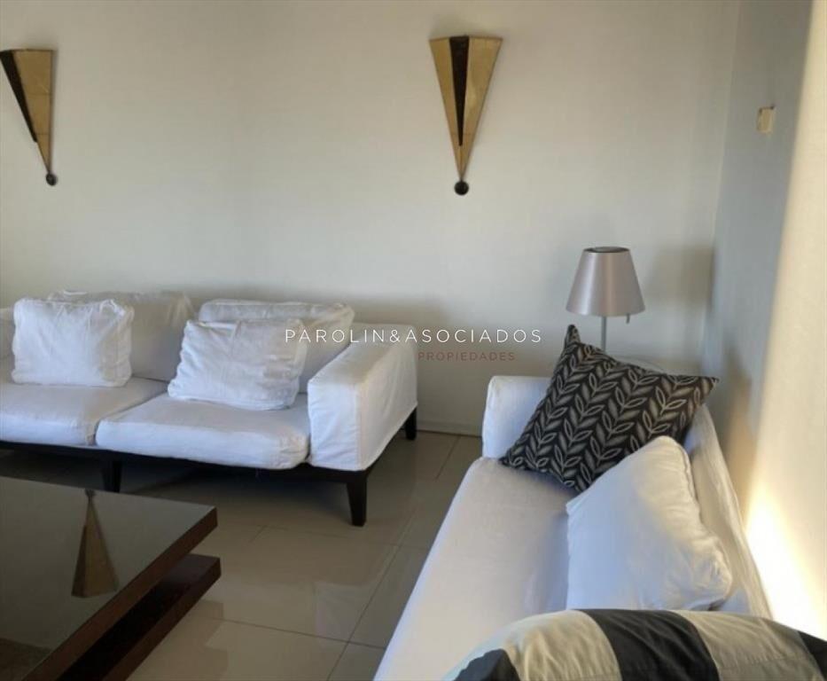Hermosa casa en venta de 4 dormitorios frente al mar en Mon