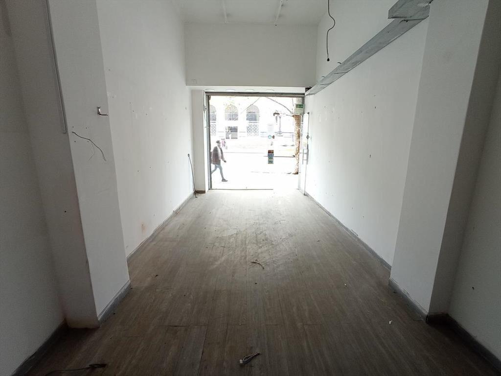 local, 18 de julio frente a la universidad, 70 m2 de salón,