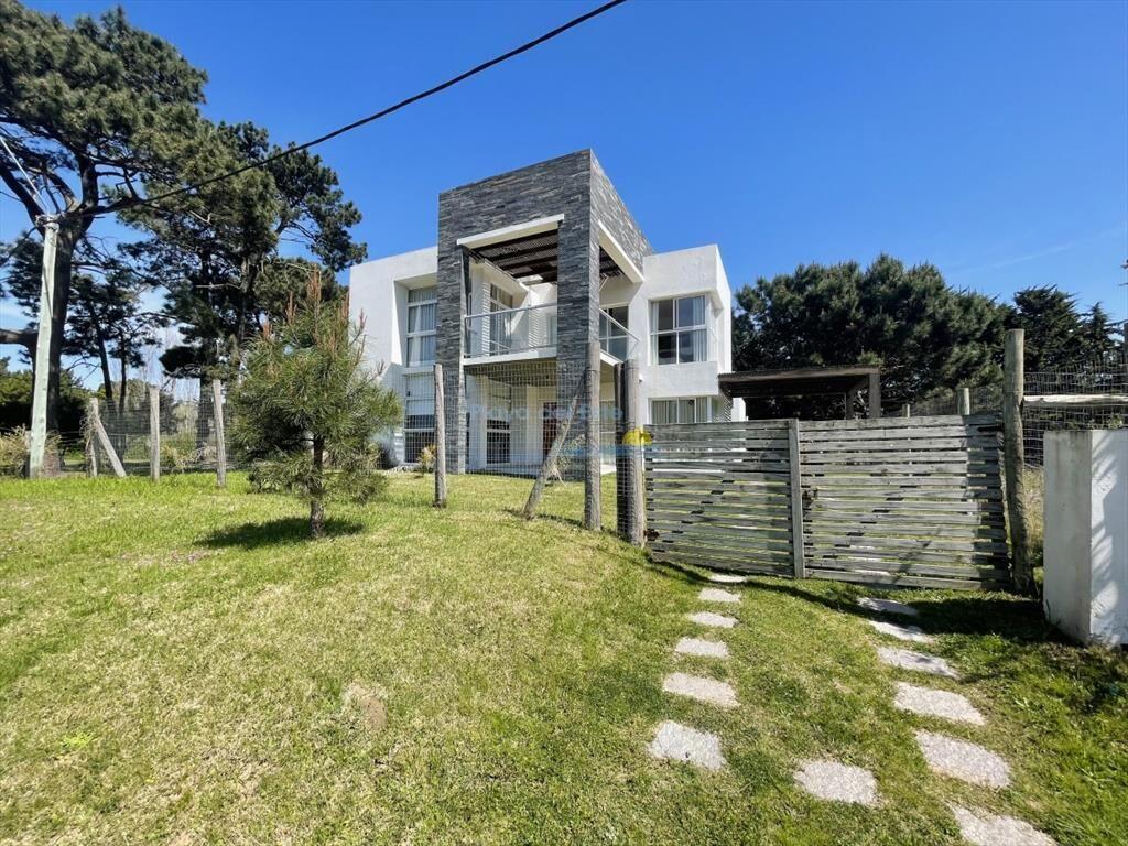 Muy Buena Casa de 5 Dormitorios y Piscina en del