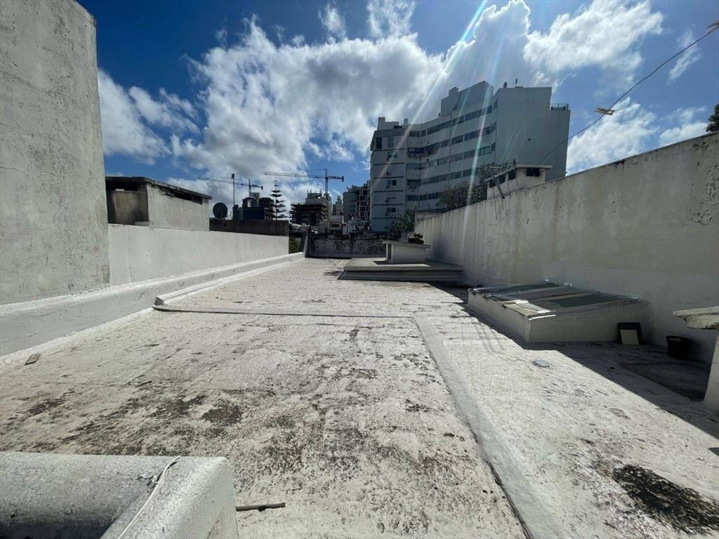 Venta de Casa de 10 Dormitorios con Local en Parque Rodó...