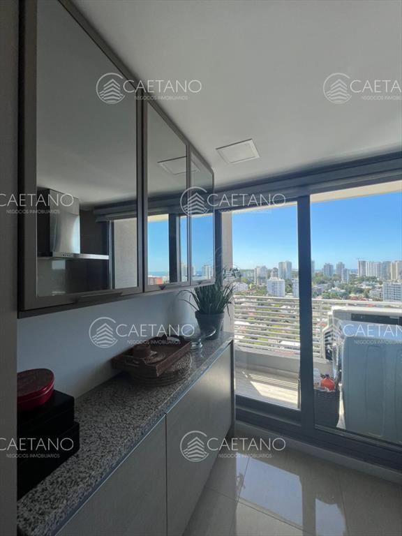 Vende apartamento de 2 dormitorios en suite, con