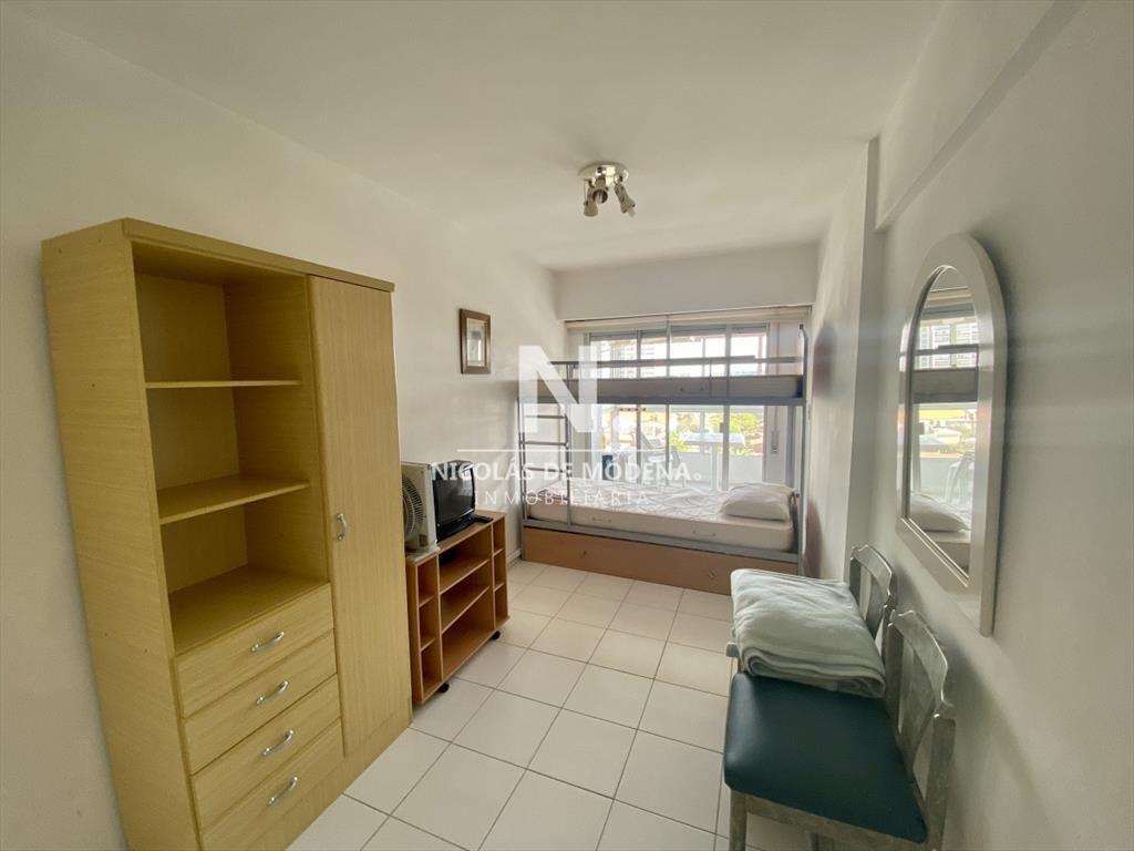 Apartamento con vista a Playa Mansa 2 dormitorios