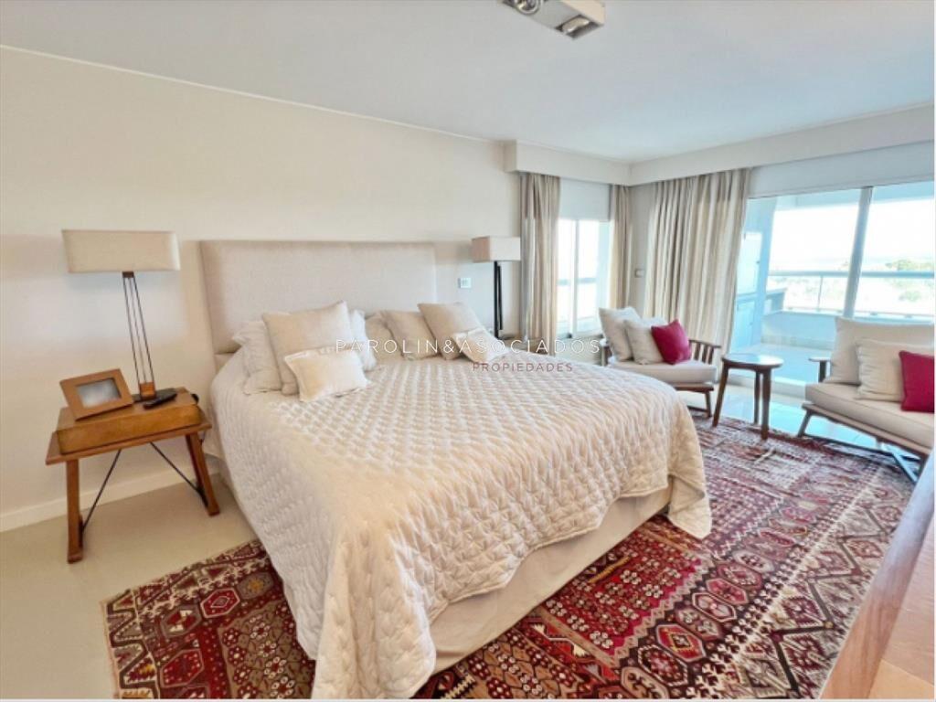 Apartamento en venta de 3 dormitorios + en Punta
