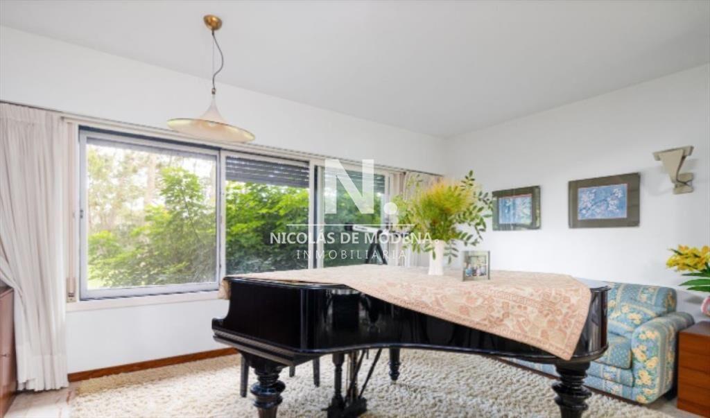 OPORTUNIDAD. VENDE CASA CON GRAN METRAJE EN SAN