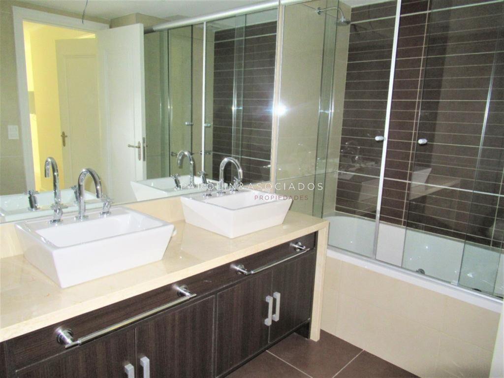 Hermoso apartamento en venta con agradable vista al mar en