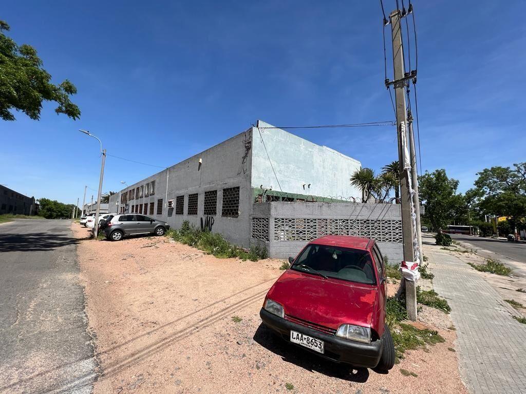 Venta local indistrial de 3158m2  sobre Luis Batlle Berres