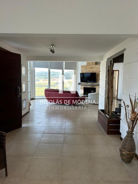 Vende casa tipo cabaña de 3 dormitorios en el