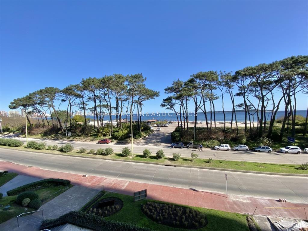 VENTA DE APARTAMENTO DE 2 DORMITORIOS Y SERVICIO FRENTE AL