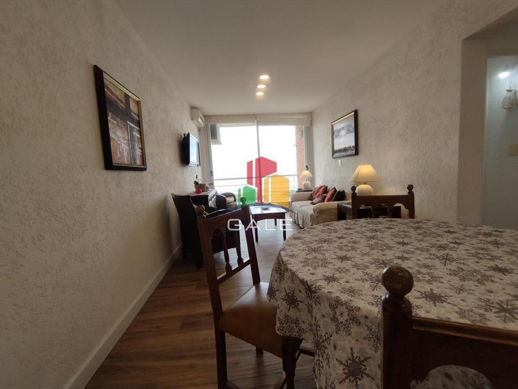 Alquiler de apartamento de dos dormitorios y medio en Punta