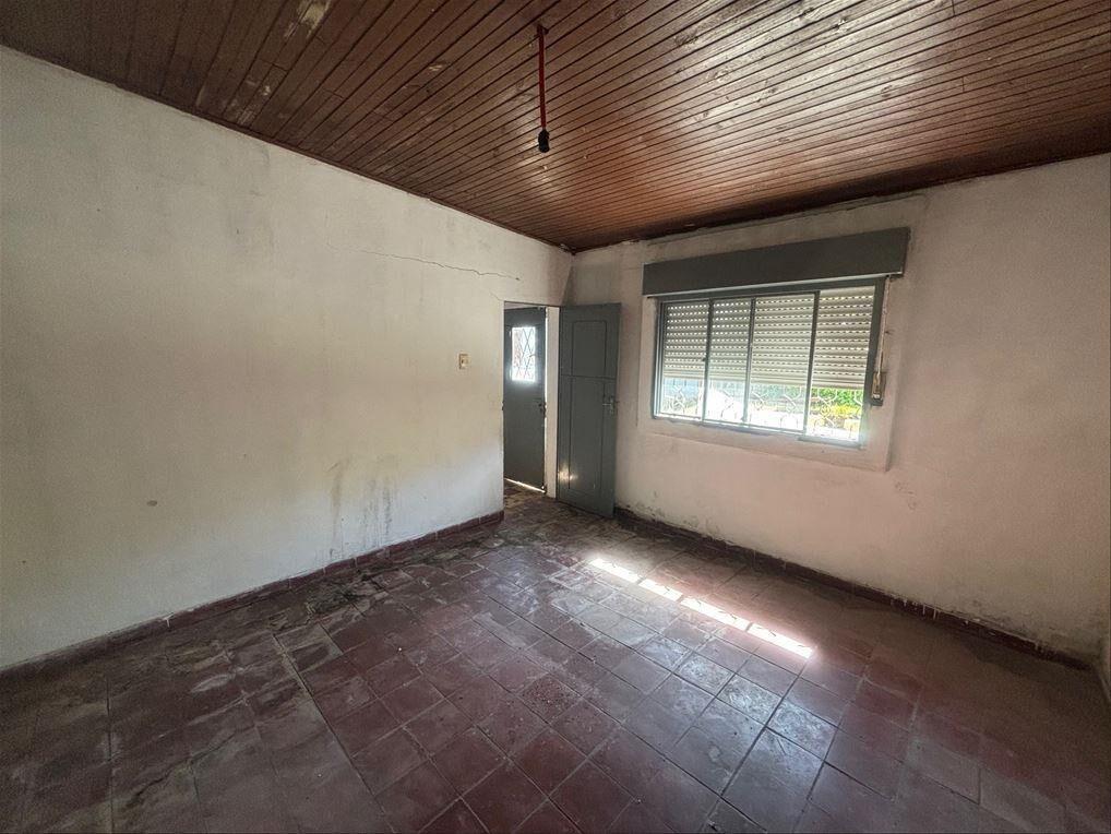 Local tipo galpón, 100 m2 edificados mas casa (Oficina)