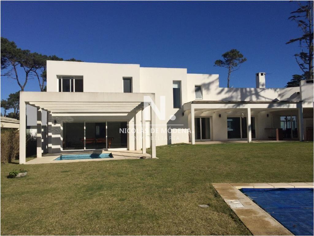 Unico barrio cerrado prox a Playa Mansa