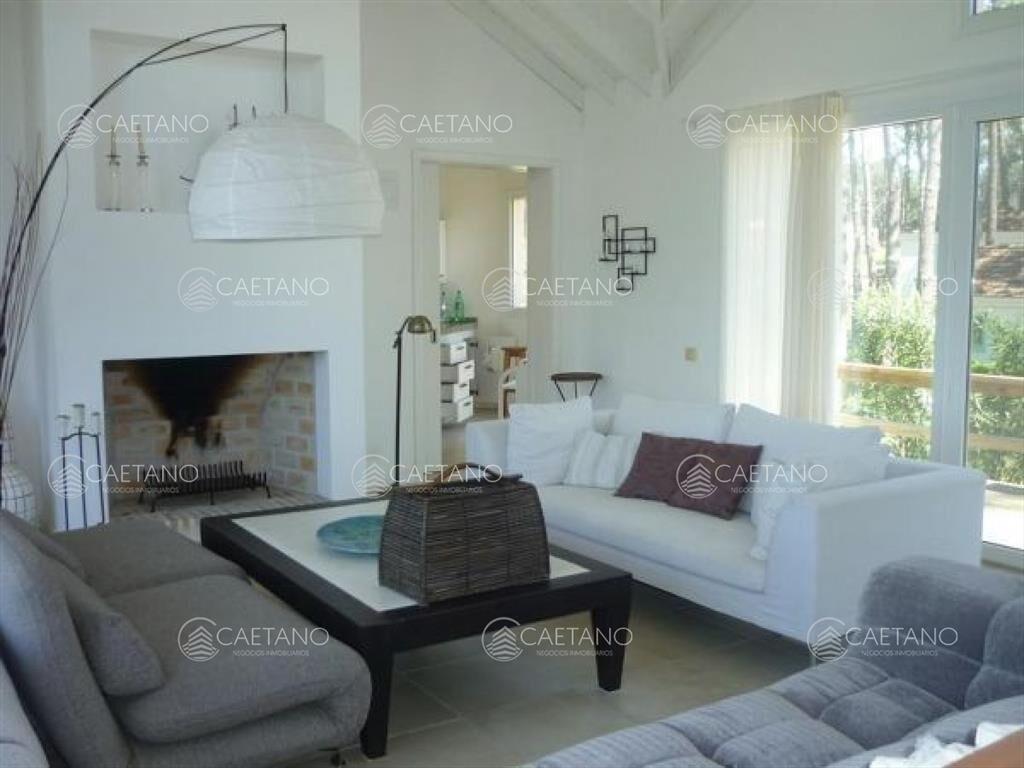 Hermosa casa de dos plantas con piscina!
