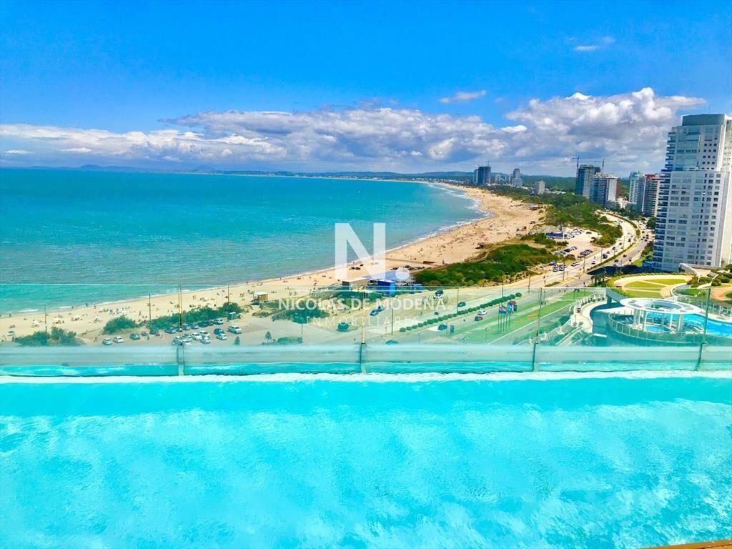 Edificio moderno a pasos de Playa Mansa.