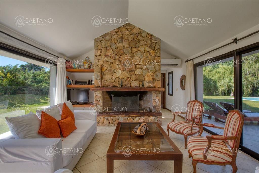 Excelente casa con piscina en alquiler en Rincon