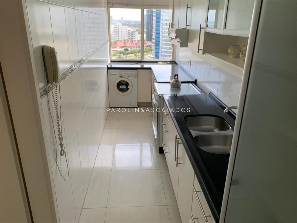 Apartamento en venta de 3 dormitorios en Center,