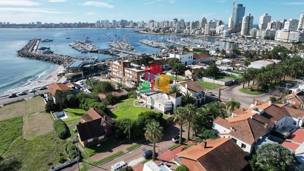 Chalet en venta con vista al mar en casco de la