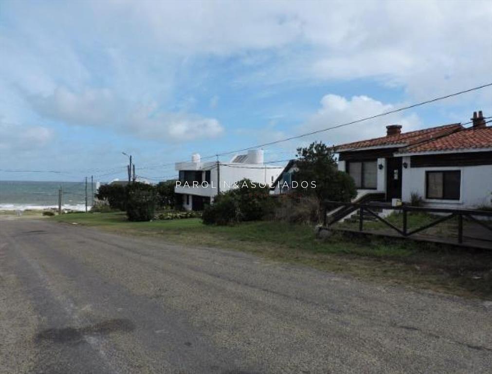 Casa de 5 dormitorios en venta en La Barra, Punta del Este.