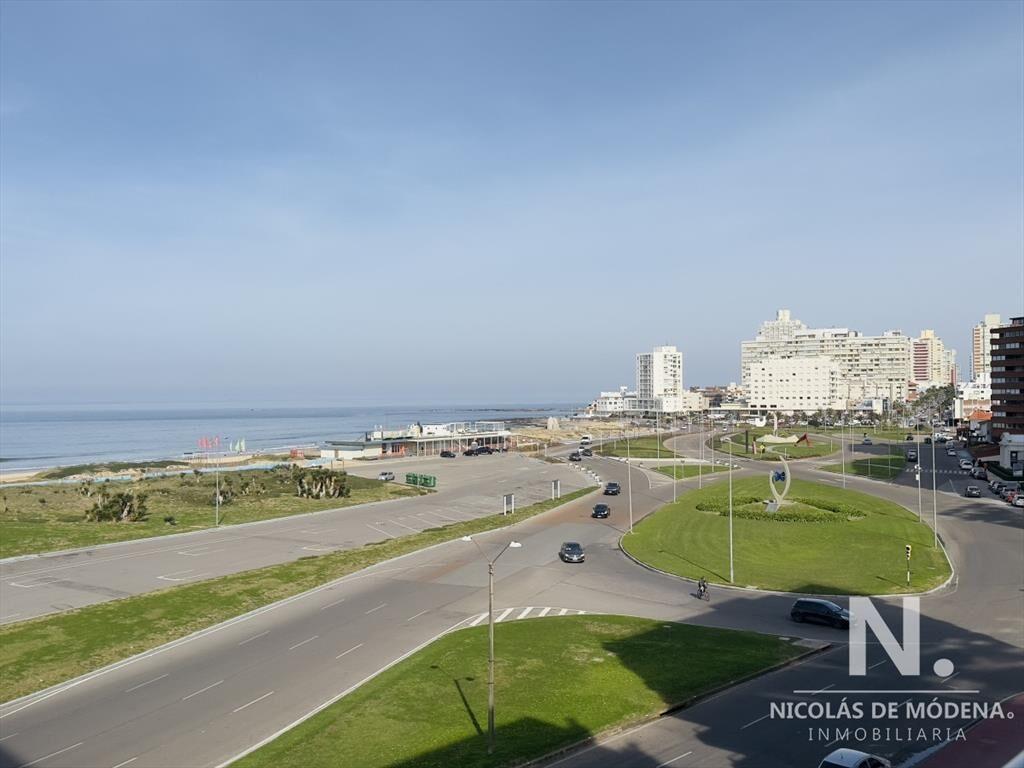 Venta de apartamento primera linea, playa brava.