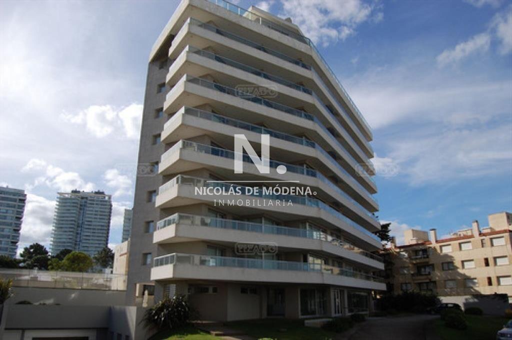 En venta apartamento de 3 dormitorios en suite en